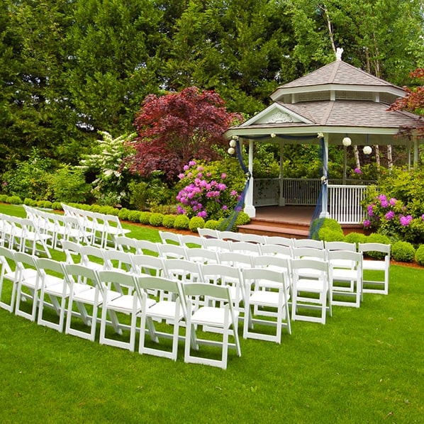 nuestros baños portátiles de baños de renta para fiestas necesitan una conexión de agua y electricidad cercana para su funcionamiento